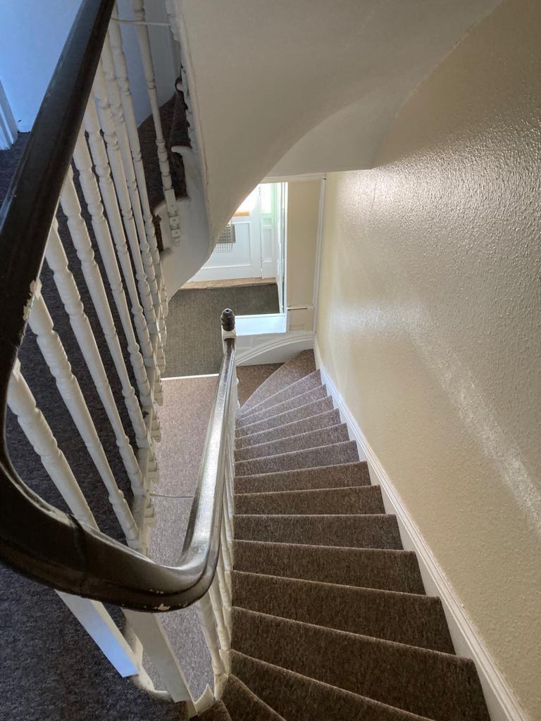 Lot: 65 - END-TERRACE ARRANGED AS FIVE BEDSITS AND SELF-CONTAINED FLAT -